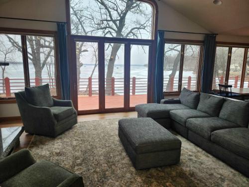 Luxury Family 5BR Lakefront private boat launch in Big Stone City