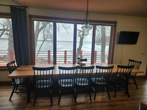 Luxury Family 5BR Lakefront private boat launch in Big Stone City