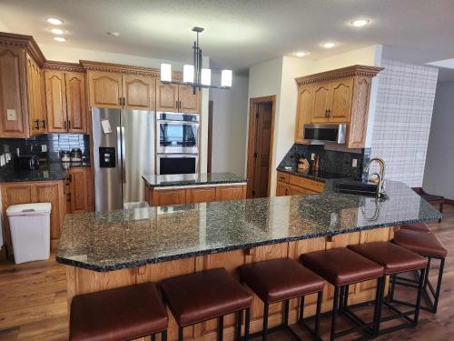 Luxury Family 5BR Lakefront private boat launch in Big Stone City