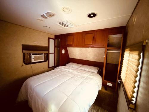 RV in the Little Jungle by Legnalife in 霍姆斯特德