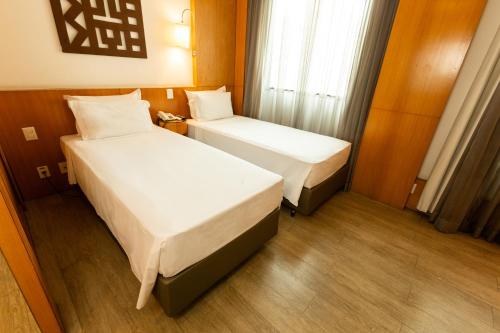 Standard Twin Room image 7
