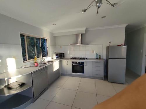 مطبخ, 5 Bedroom sweet House 82A Richardson Road in جبل ألبرت