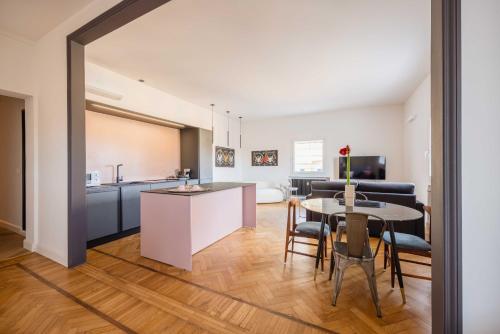 Artieri Suites, Piazza Maggiore - Tap to explore photos