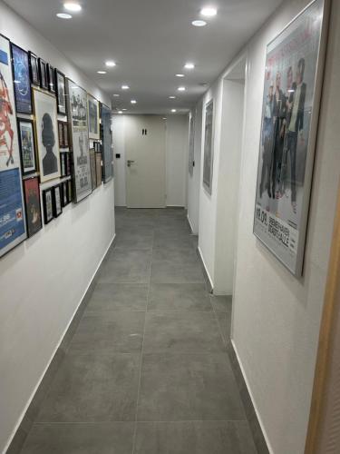 入口, Gemutliches Kellerzimmer + Bad in 博霍爾特