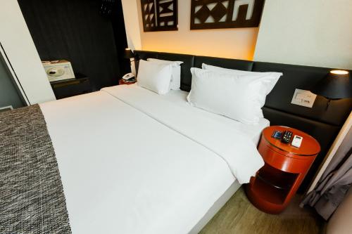Deluxe Room image 6