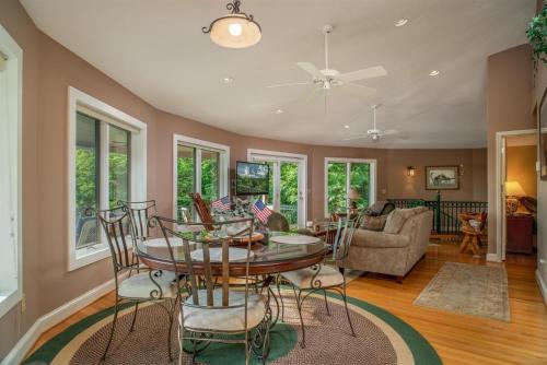 Pisgah Mountain House in Pisgah Forest, USA