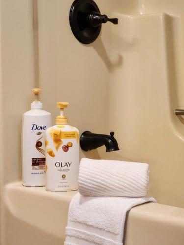 Stylish Forest Lodge with Large Hot Tub, Firepit and Fireplace minutes to Gore Mountain