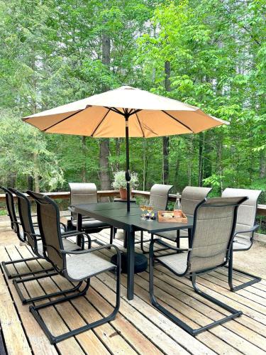 Stylish Forest Lodge with Large Hot Tub, Firepit and Fireplace minutes to Gore Mountain