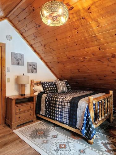 Stylish Forest Lodge with Large Hot Tub, Firepit and Fireplace minutes to Gore Mountain