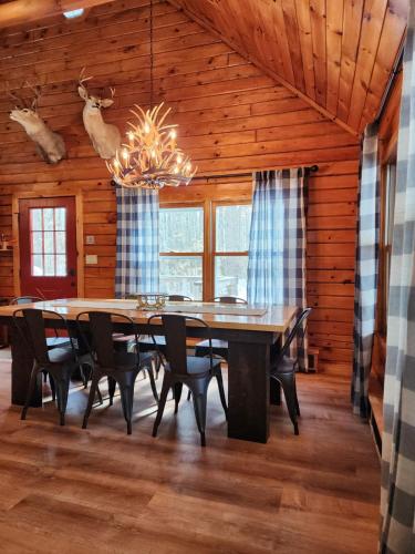 Stylish Forest Lodge with Large Hot Tub, Firepit and Fireplace minutes to Gore Mountain