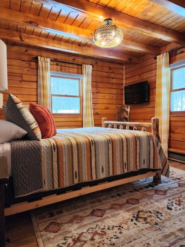 Stylish Forest Lodge with Large Hot Tub, Firepit and Fireplace minutes to Gore Mountain