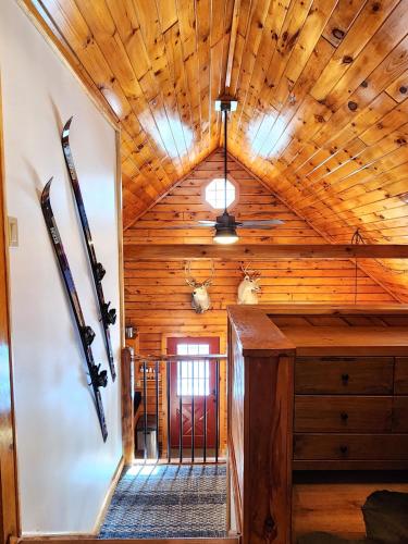Stylish Forest Lodge with Large Hot Tub, Firepit and Fireplace minutes to Gore Mountain