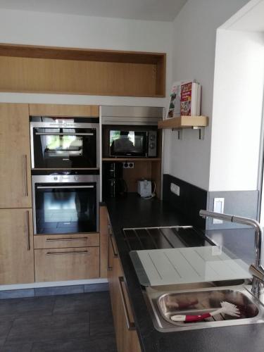 Konyha, Moderne und ruhige Ferienwohnung in Feuchtwangen