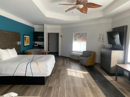La Quinta by Wyndham OKC North - Quail Springs - image 8