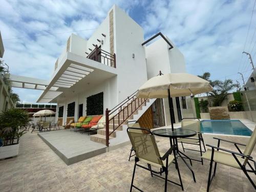 CASA AMPLIA CON PISCINA En SALINAS