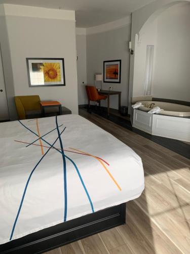 La Quinta by Wyndham OKC North - Quail Springs - image 13
