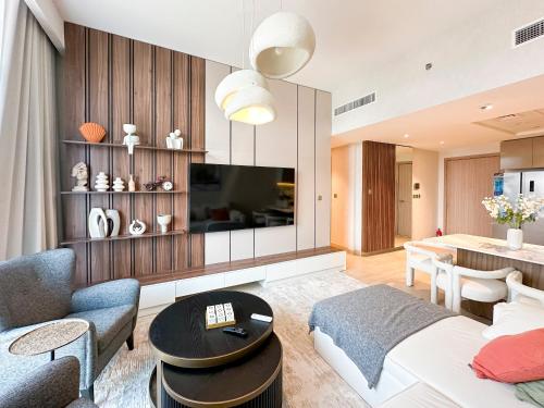 Luxury 3BR near to Downtown - Burj Khalifa & Pool Views - 10 min to Dubai Mall, Dubai