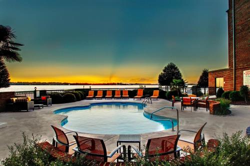 สระว่ายน้ำ, Courtyard by Marriott New Bern in นิวเบิร์น (NC)