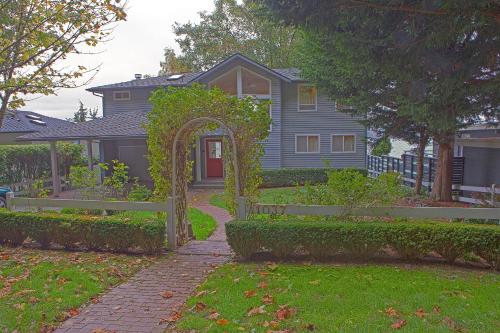 Four Stone Beach House - Vashon