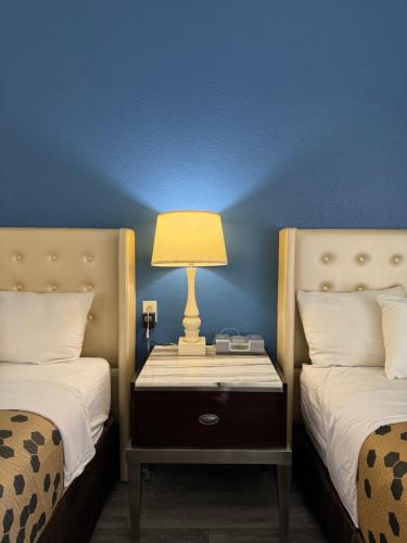 2 queen beds