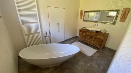 Klimaanlage, 5 Sterne Bahnhoftraum, 200qm Appartement "Waldzauber", 1200qm Garten, QR Code scannen f in Braunfels