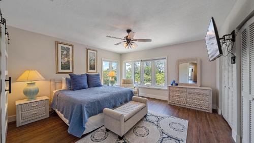 Sunshine Cottage at Cedars in Longboat Key, USA