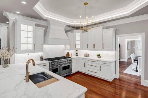 Kuchnia, The Wren 2 BR 2.5 BA Renovated in Colonial Heights