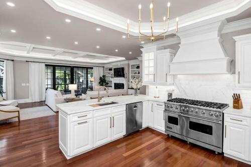 Kuchnia, The Wren 2 BR 2.5 BA Renovated in Colonial Heights