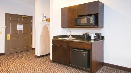 Holiday Inn Express Hotel & Suites Chicago-Deerfield/Lincolnshire