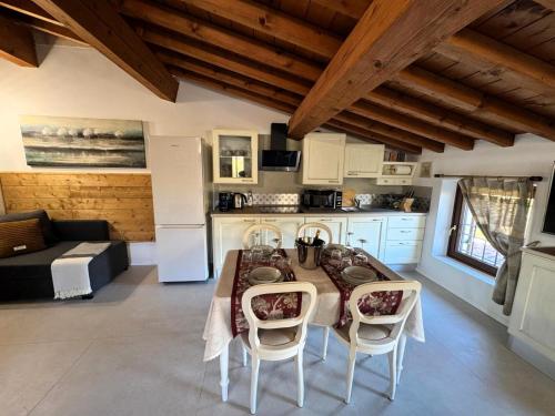 Kitchen, Agriturismo Corte Busola jacuzzi riscaldata uso esclusivo ad un passo da Verona in Marzana