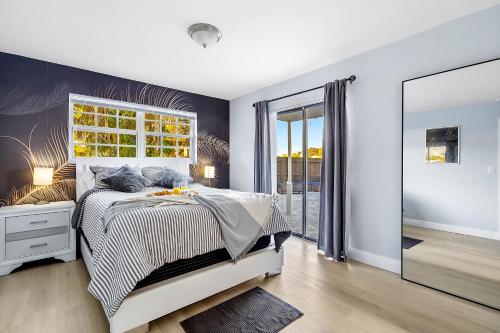 Las Olas Fort Lauderdale Getaway Pool, BBQ, Mini Golf & Game Room in Lauderhill