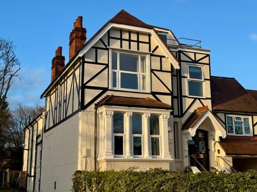 . Gidea Park Hotel