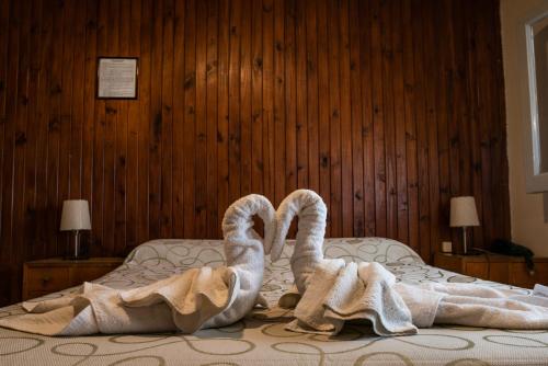 2 twin beds