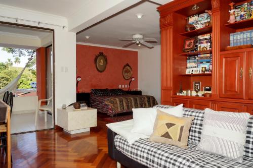 Estancia El Caney in Cerritos