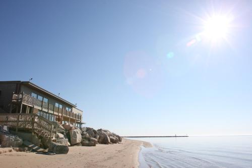 Lighthouse Inn - Two Rivers - 숙소 외관