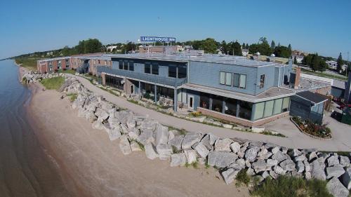 Lighthouse Inn - Two Rivers - 숙소 외관