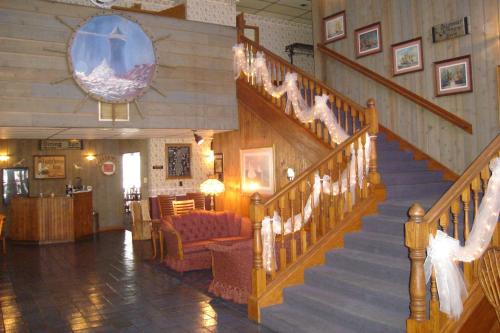 Lighthouse Inn - Two Rivers - 로비