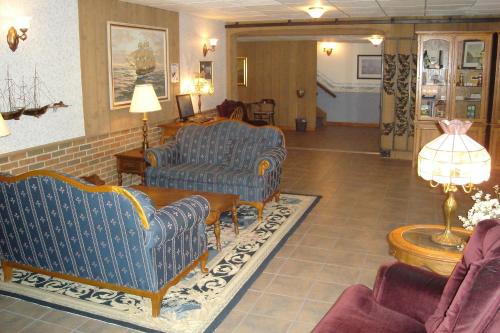 Lighthouse Inn - Two Rivers - 로비