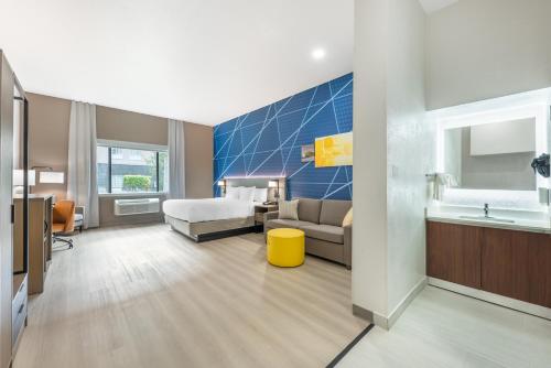 1 king bed, 1 sofa bed