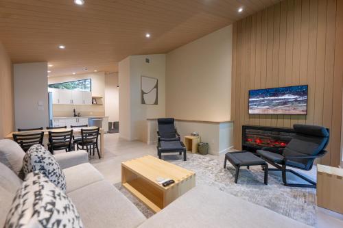 Calmwater Retreat New 2 br Hot Tub in Ucluelet, Canada