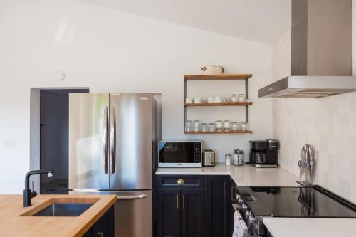 The Vue - Nestled by Roblin's Lake with a Hot Tub in Gardenville (ON)