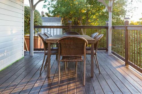 The Vue - Nestled by Roblin's Lake with a Hot Tub in Gardenville (ON)