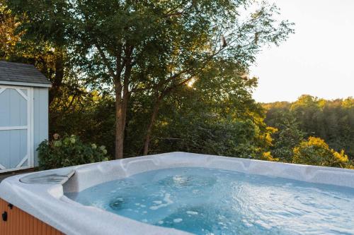 The Vue - Nestled by Roblin's Lake with a Hot Tub in Gardenville (ON)