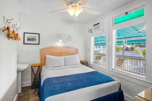 Queen Island Room image 5