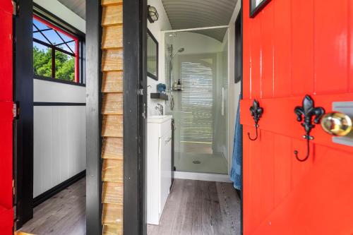 Exterior view, Onaero s Quaint Little Cottages in Urenui