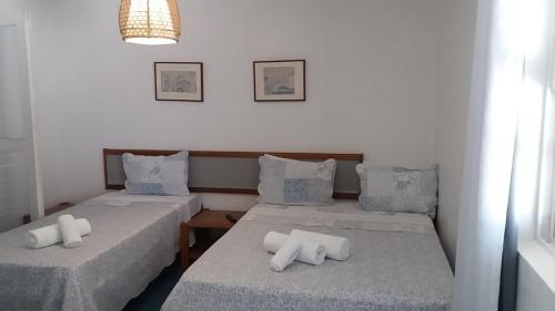 1 double bed, 1 twin bed