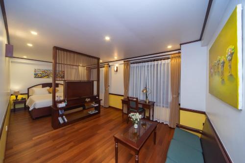 room detail thumbnail 1