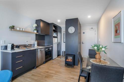 Newtown Tranquility Spacious 2-Bedroom Apartment near เวลลิงตันซู