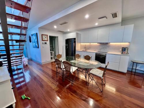 Kitchen, Stunning View room-Steps to Bondi Beach in Bellevue Hill