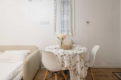 YueYang - Tranquil Gentle Lane House with Private Patio - image 2